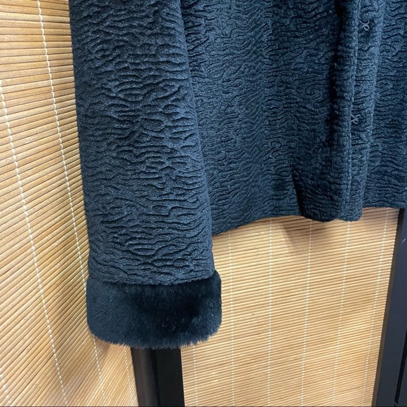 Stunning faux fur accents - Picture 3 of 7